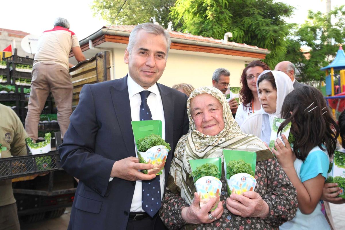 Zolan, Mahallede Fesleğen Dağıttı
