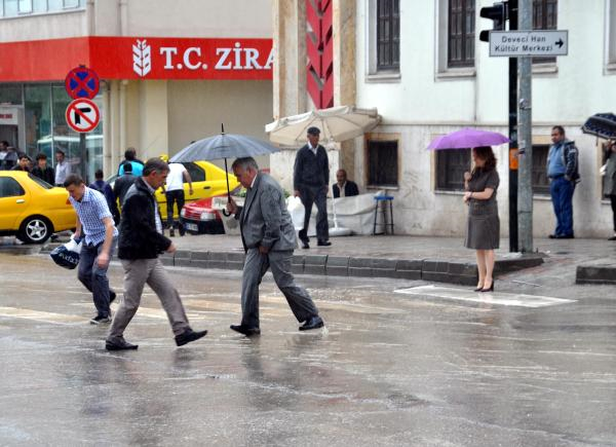 10 Dakikalık Sağanak Yağmur, Edirne\'yi Felç Etti