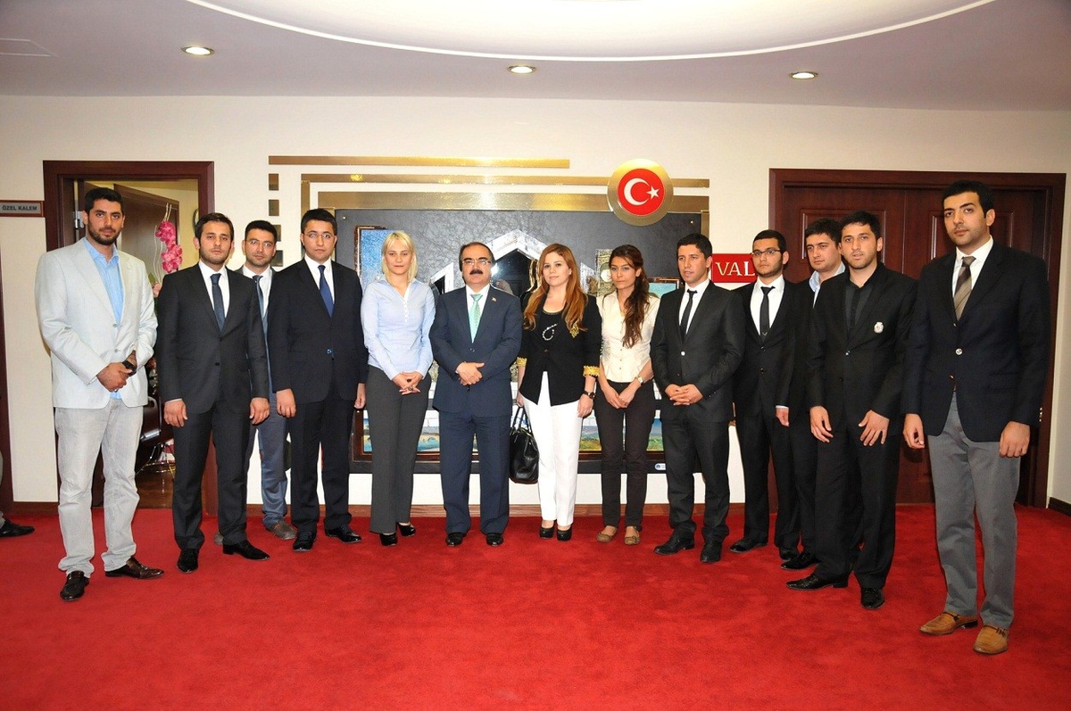 Adana Ak Gençlik Vali Coş'u Ziyaret Etti