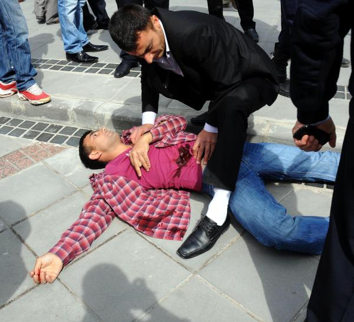 Adliye Önünde Bıçaklanan Genç Hastanede Öldü
