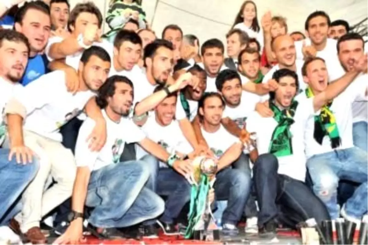 Akhisarspor 7 Oyuncu ile Yollarını Ayırdı