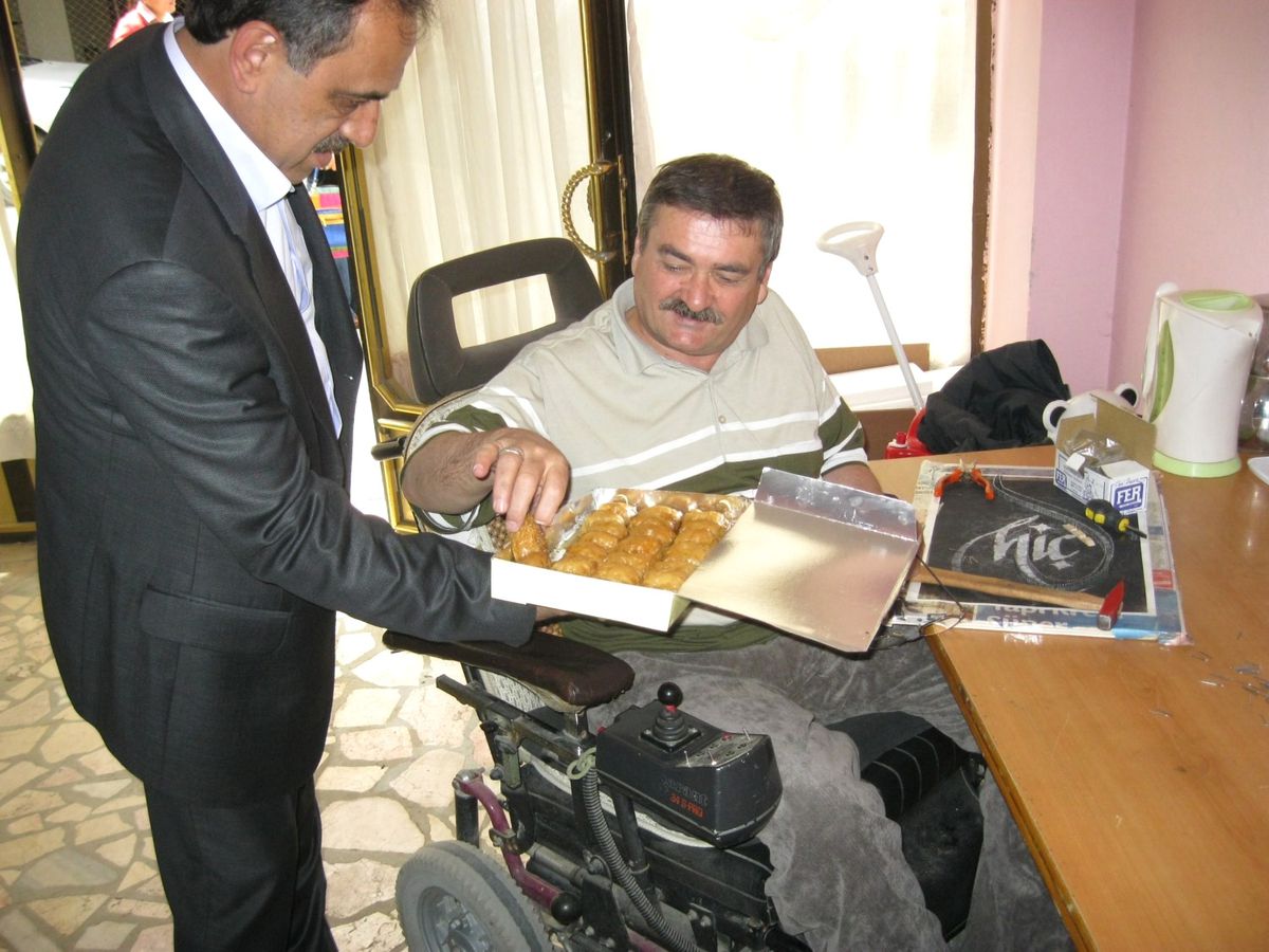 Akyazı Belediyesi Engelleri Kaldırıyor