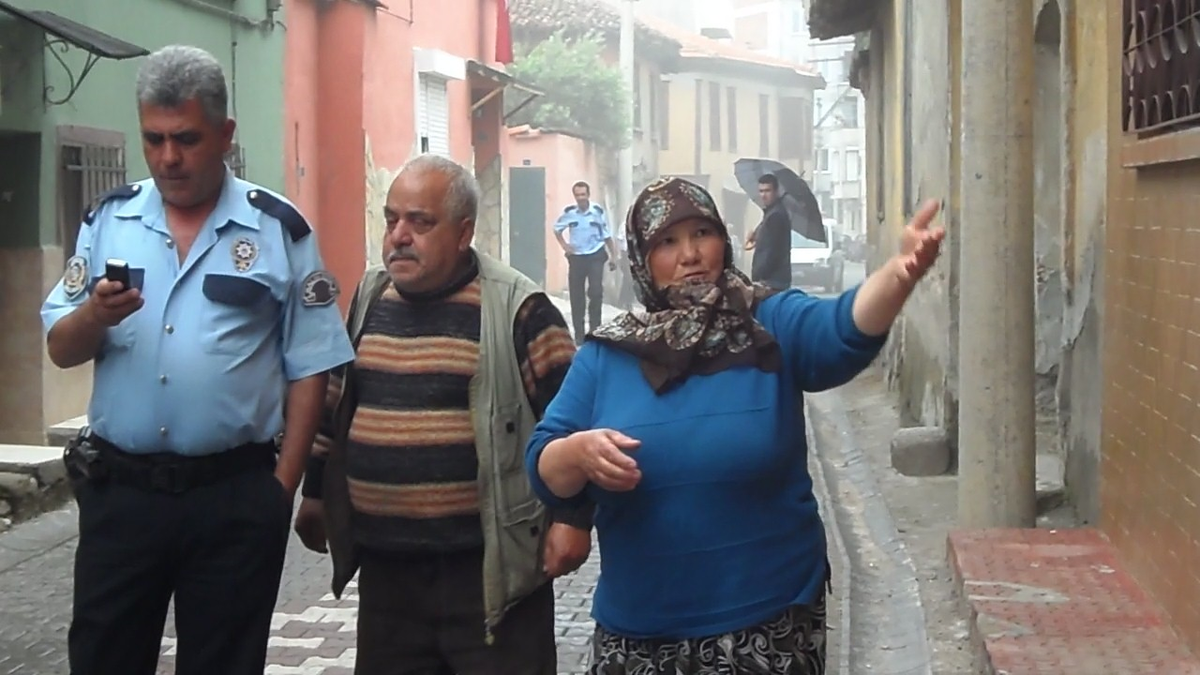Alev Alan Tüpü Battaniyeye Sarıp Dışarı Atarak Evini Küle Dönmekten Kurtardı