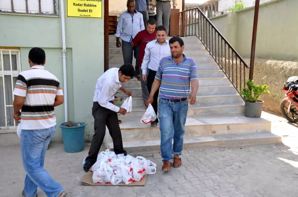 Başkan Ayhan Esnafa Kandil Simidi Dağıttı