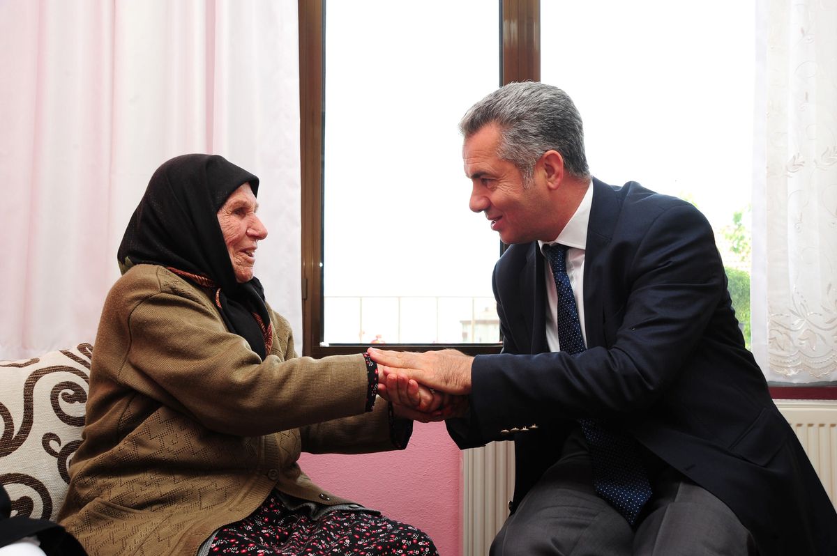 Başkan Uzun'dan 100 Yaşındaki Nafiye Nineye Doğum Günü Ziyareti