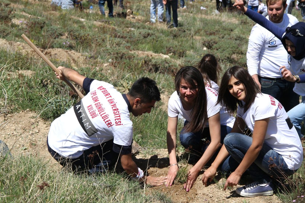 Bayburt Üniversitesi Öğrencileri, Doğaya Sevgi Ekti…