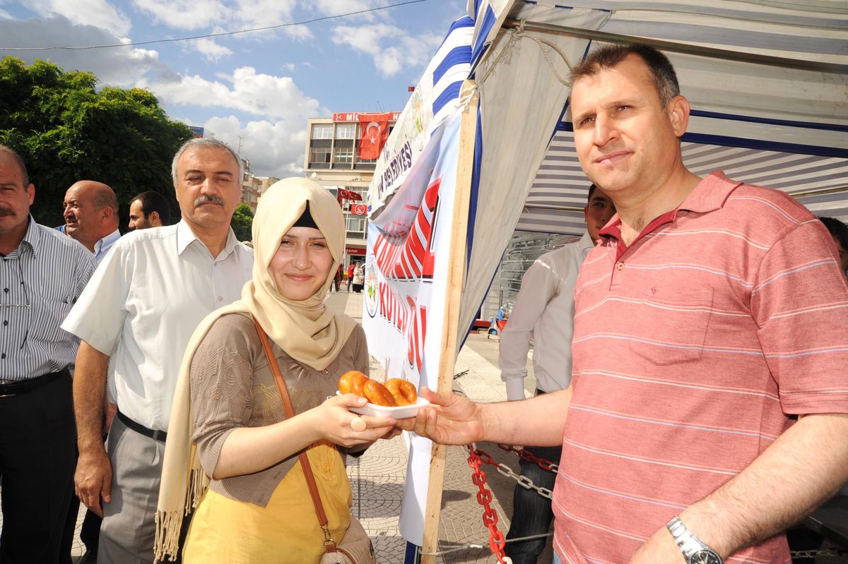 Belediye Lokma Dağıttı