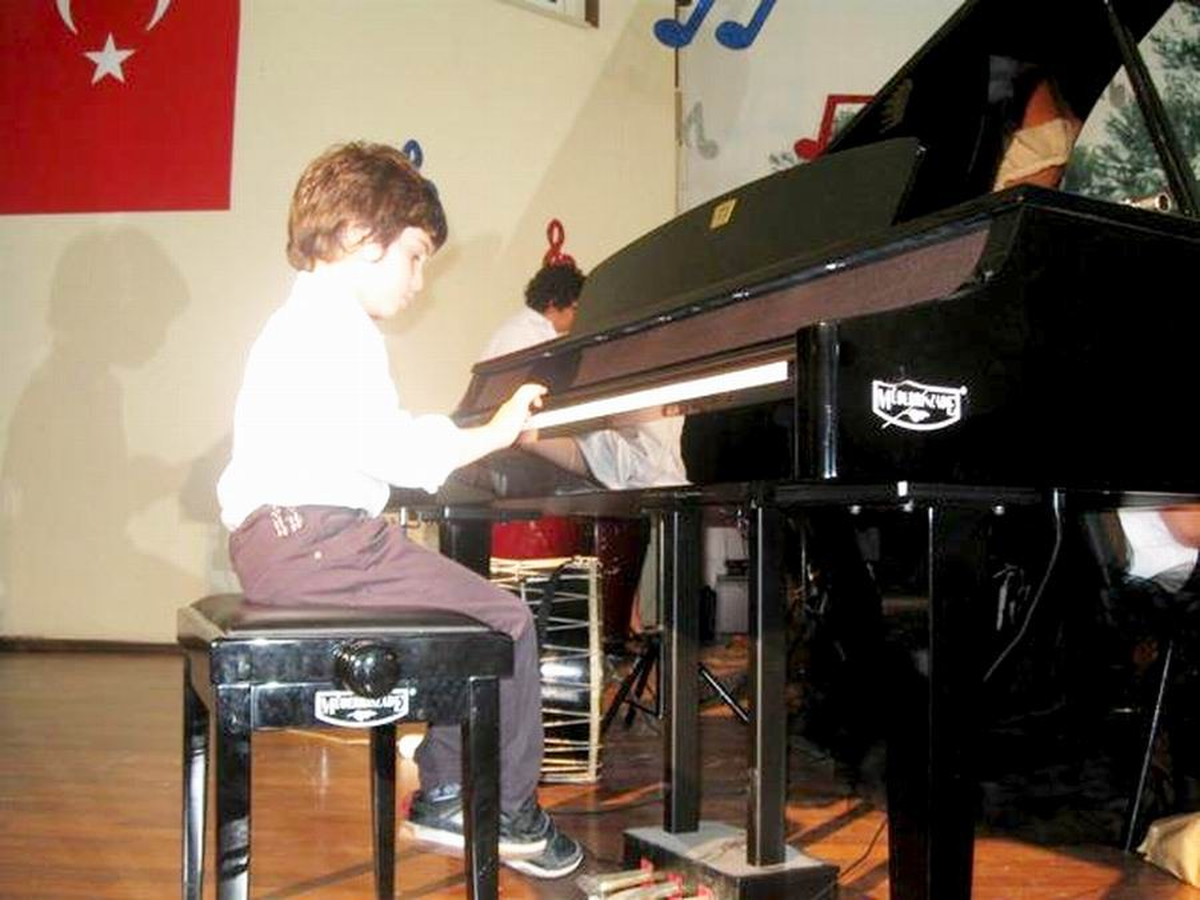 Burhaniye Bahçeşehir Koleji'nde Sanat Gecesi