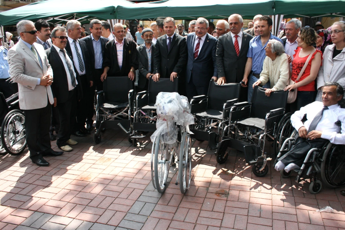Çaycuma\'da 55 Bedensel Engelliye Tekerlekli Sandalye Dağıtıldı