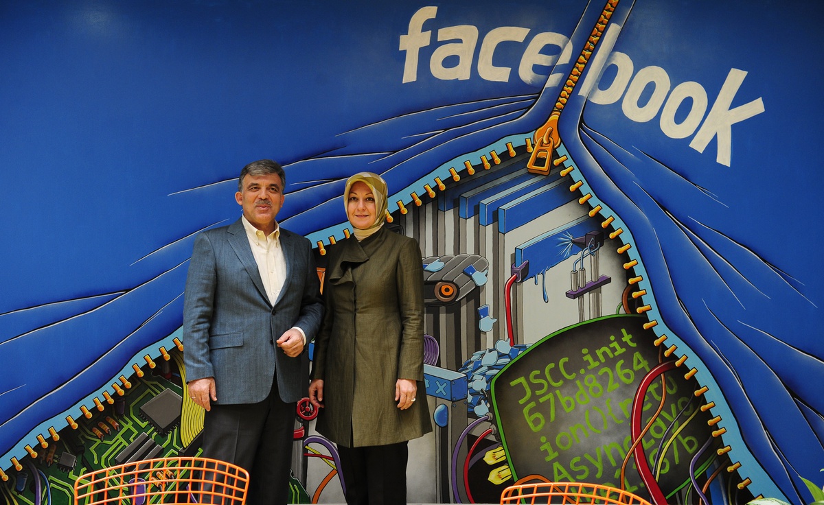 Cumhurbaşkanı Gül, Facebook Genel Merkezi'ni Ziyaret Etti