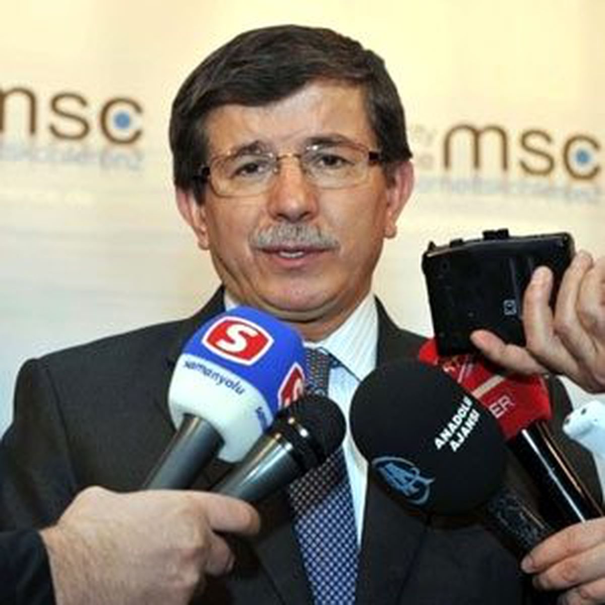 Dışişleri Bakanı Davutoğlu'ndan Aa'ya Övgü