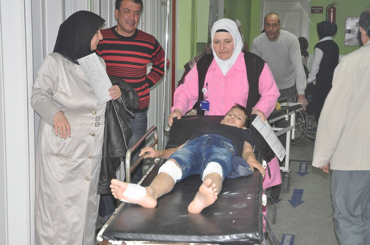 Duvarla Birlikte İkinci Kattan Düşen İki Çocuk Yaralandı