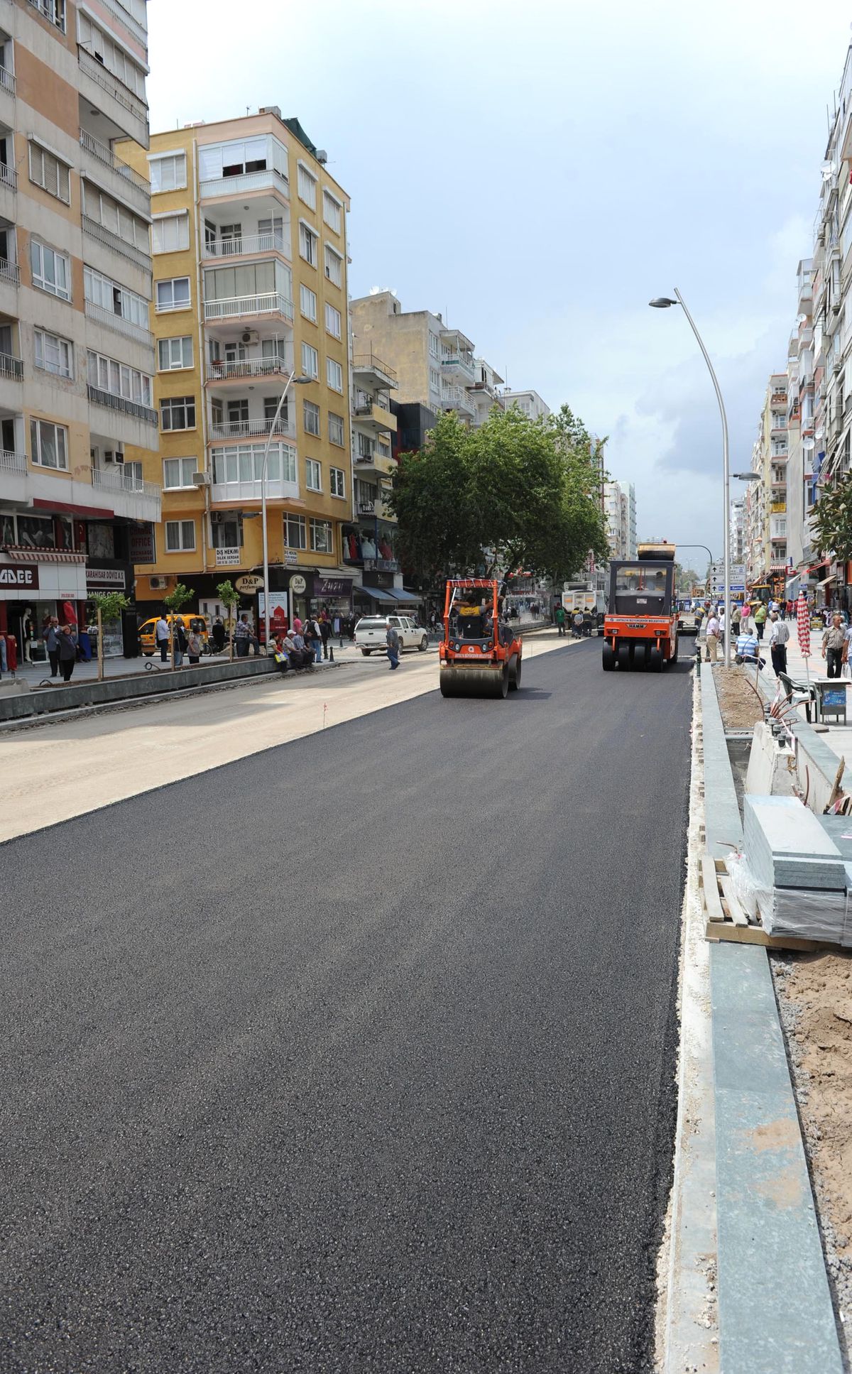 Güllük Caddesi Asfaltı Yenileniyor