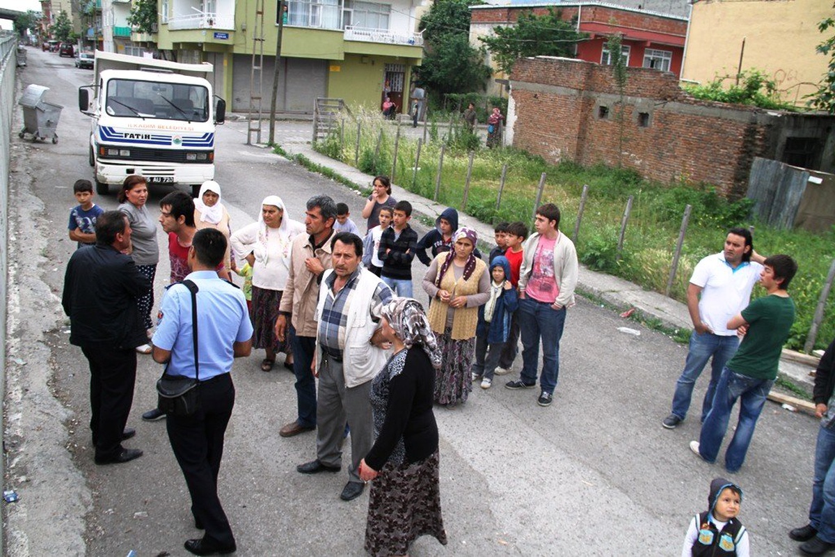 İlkadım Zabıtası Tren Yoluna Yapılan Merdivenleri Yıktı