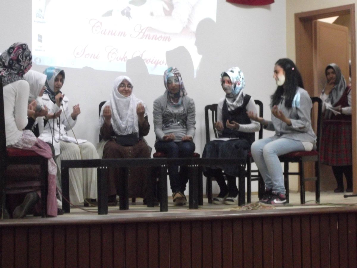 İmam Hatipli Kızlar Duygulandırdı
