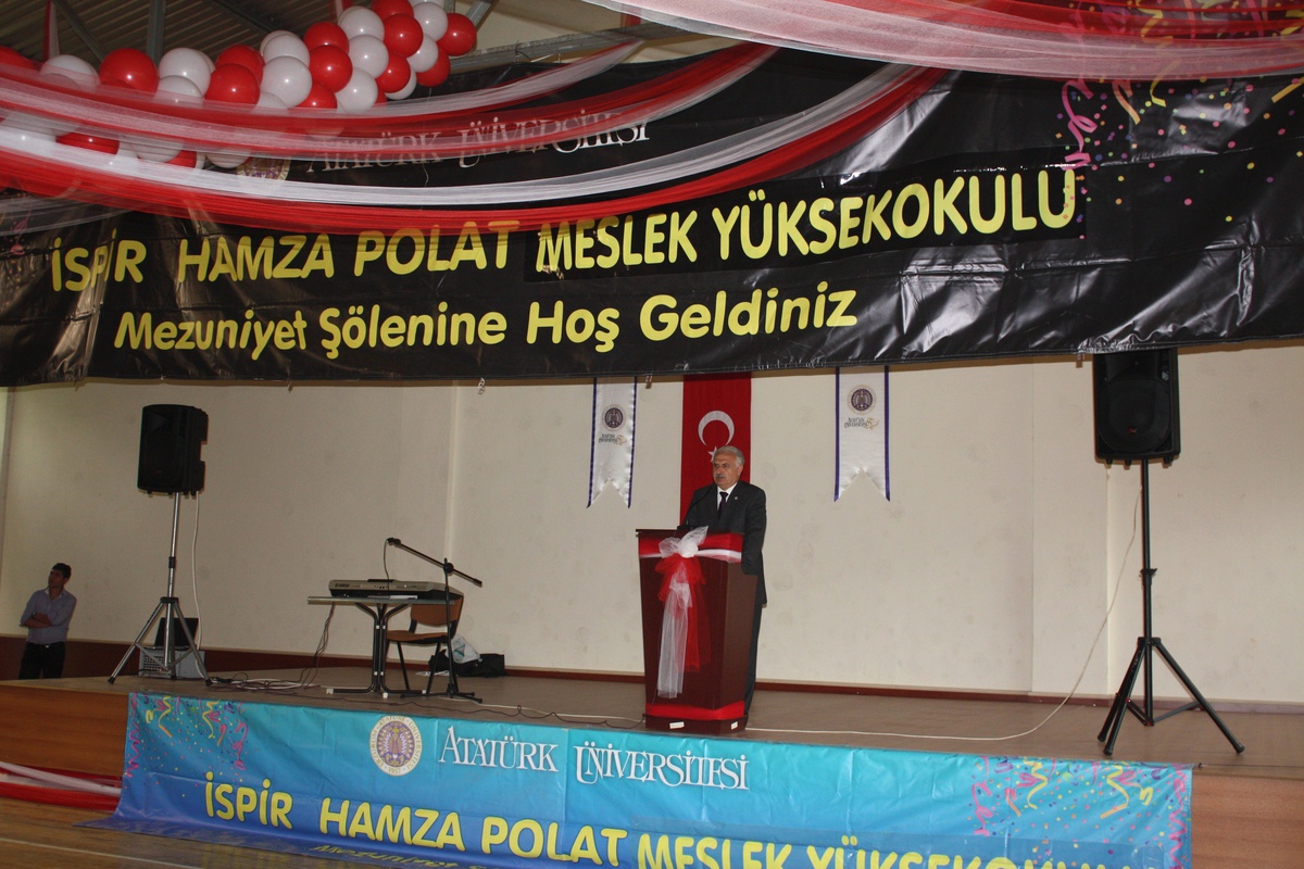 İspir Hamza Polat Meslek Yüksek Okulu'nda Mezuniyet Heyecanı