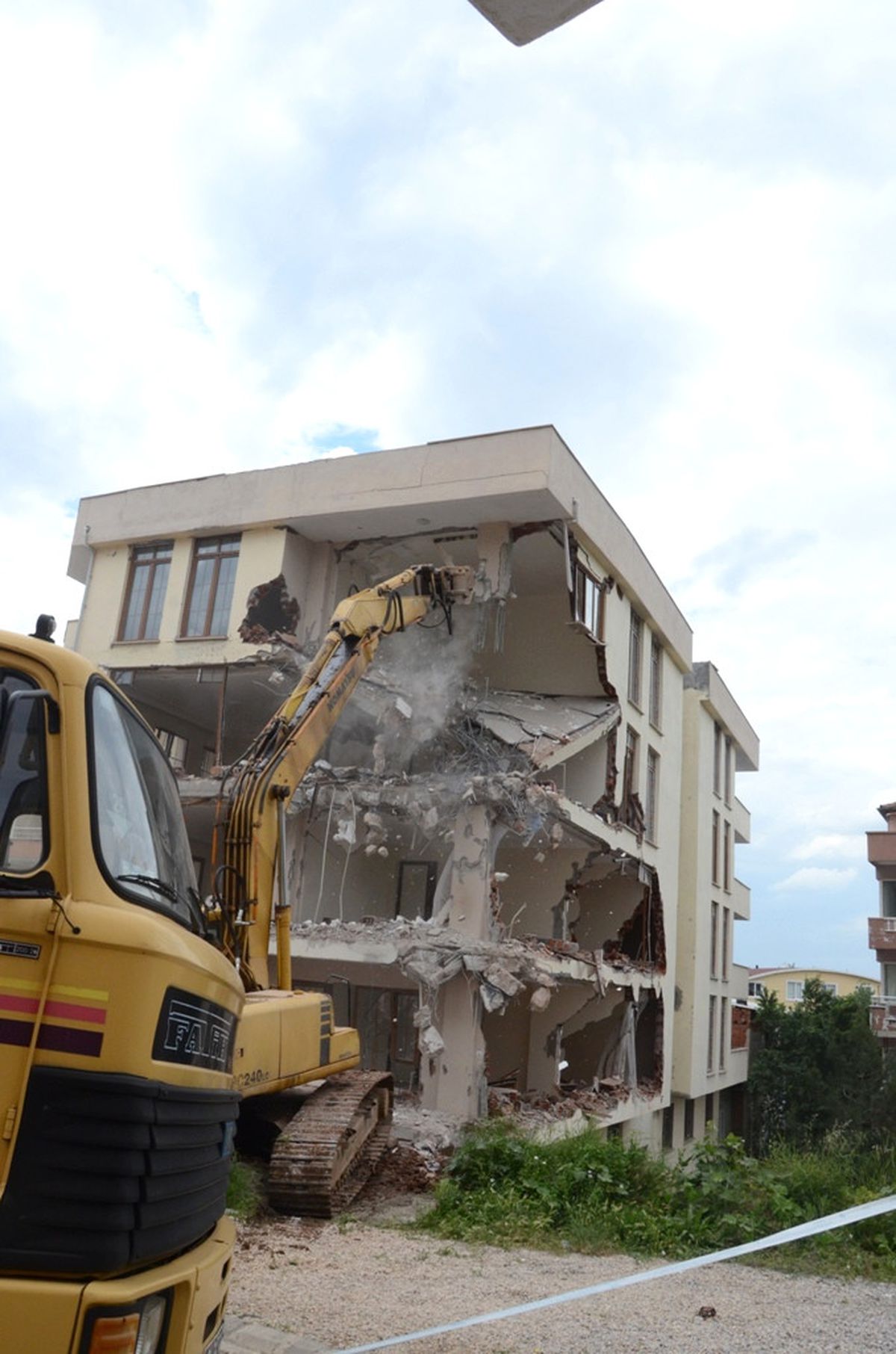 Kaçak Apartman Yerle Bir Ediliyor