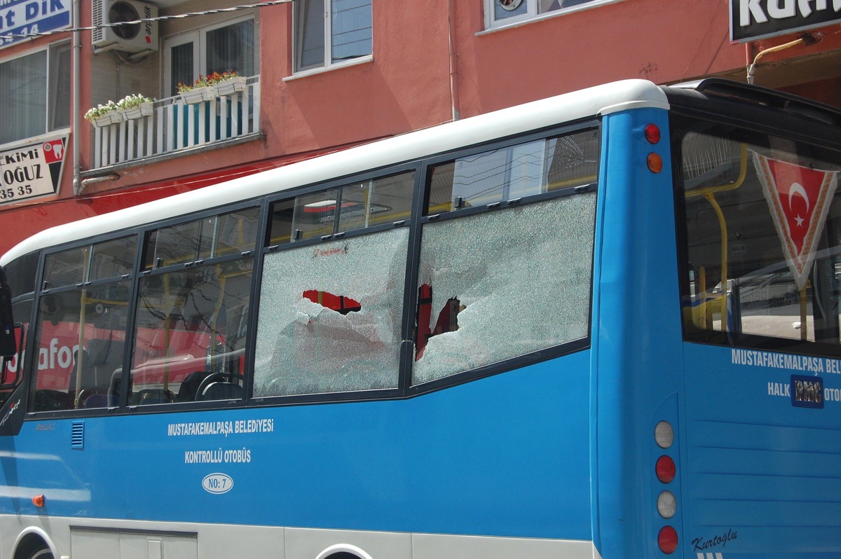 Kepçe Taşıyan Tır Otobüsün Camlarını Kırdı