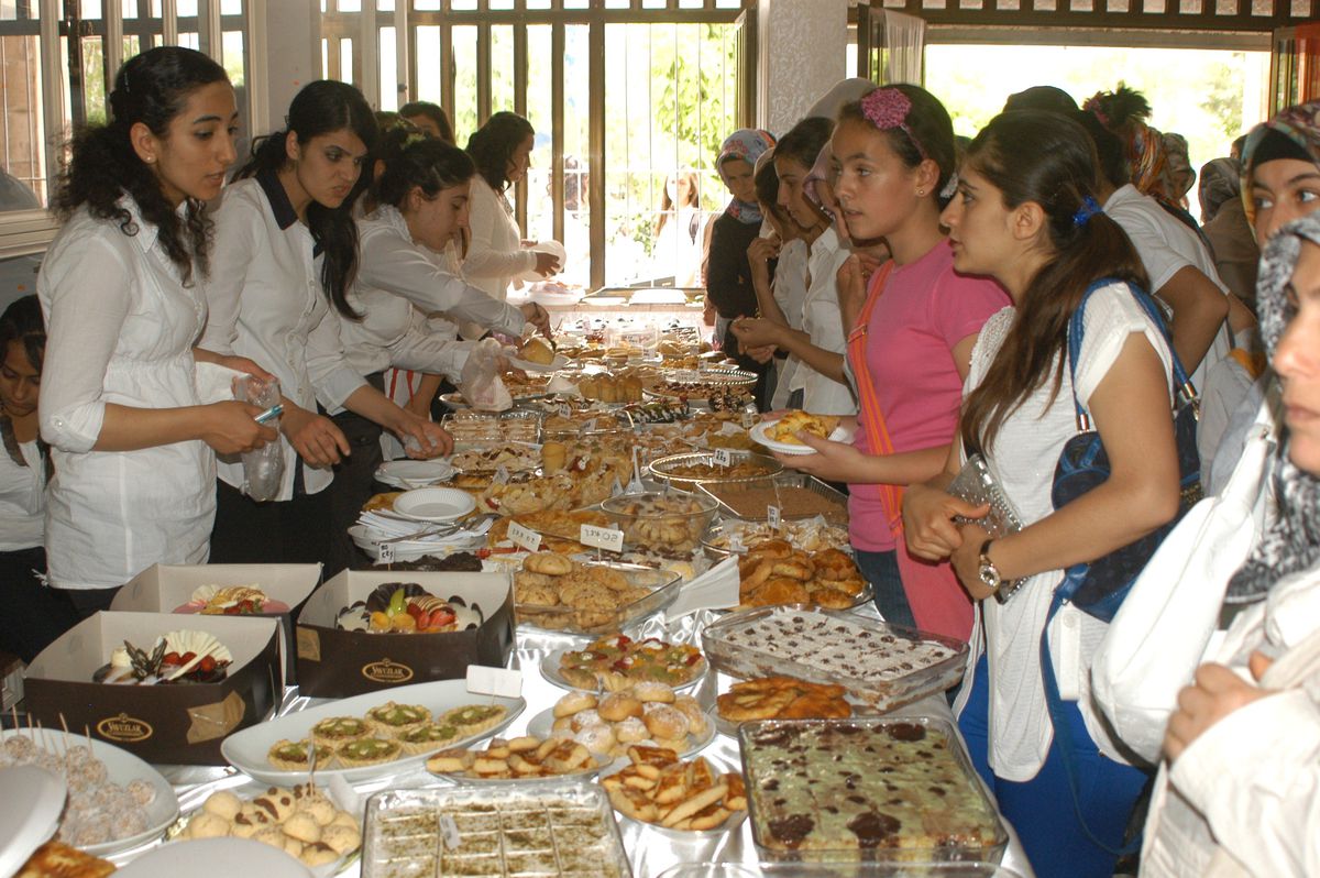 Kız Öğrenciler Hünerlerini Sergiledi