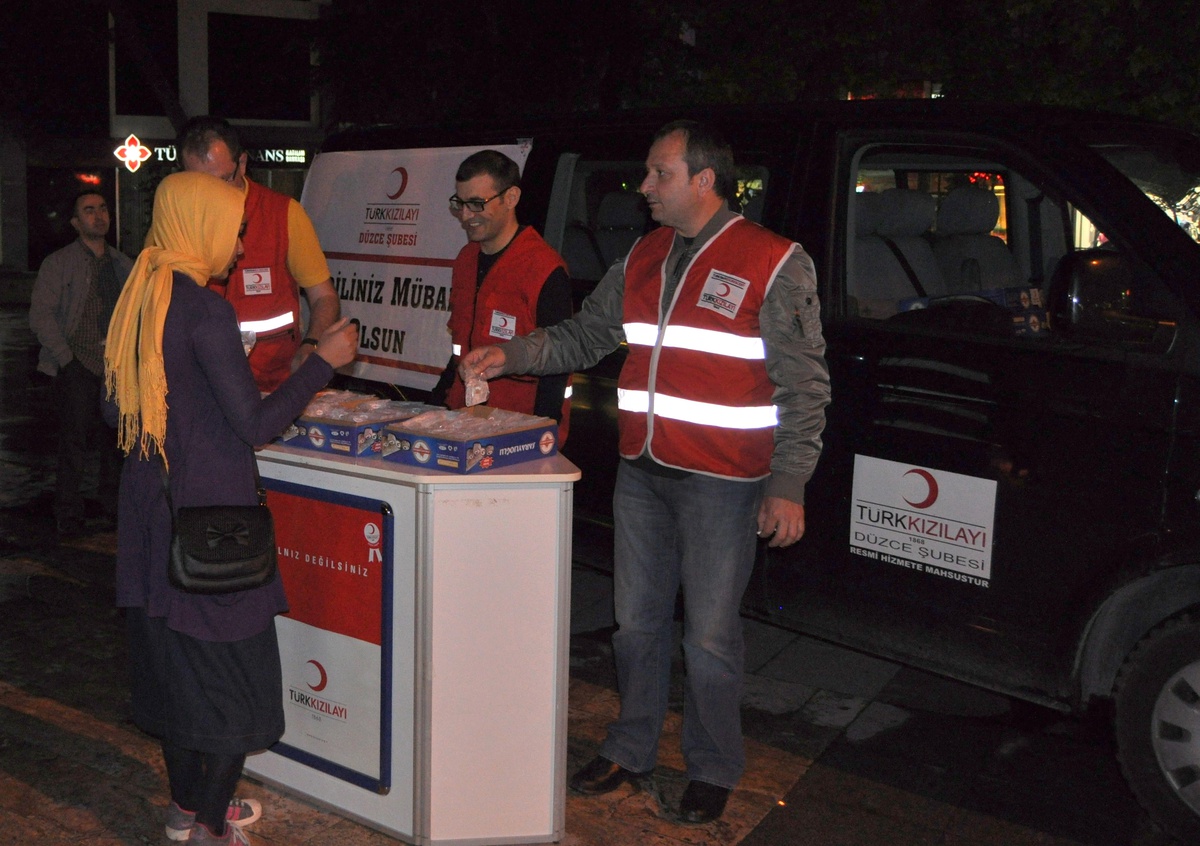 Kızılay Düzce Şubesi Regaip Kandili'nde Lokum Dağıttı