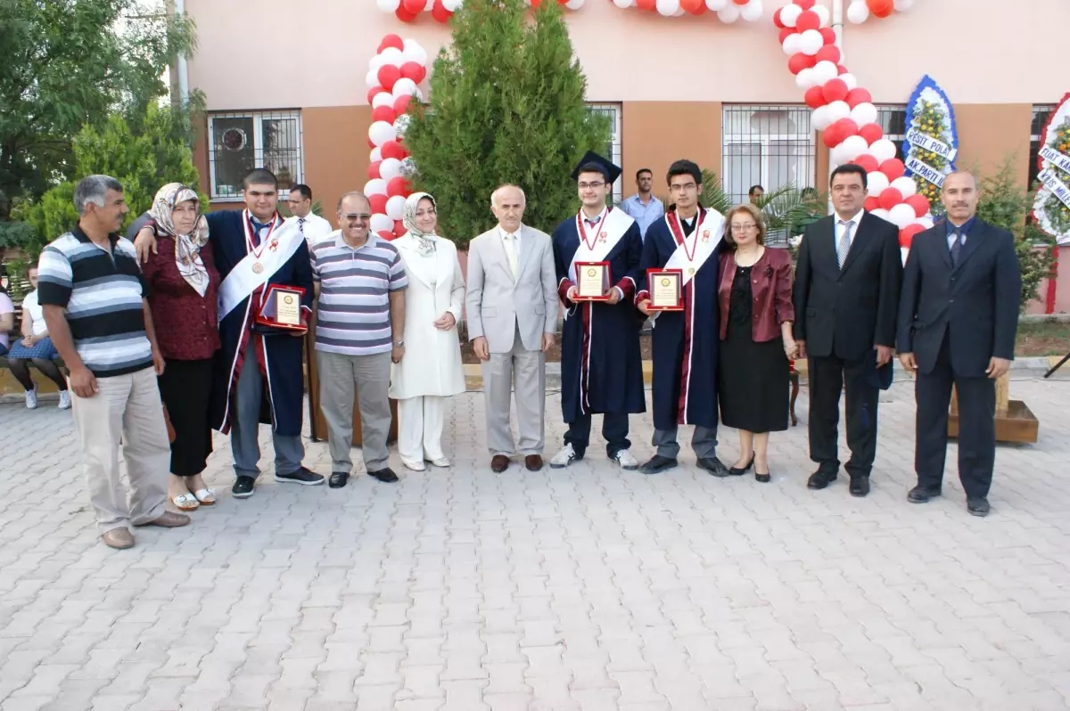 Mehmet Zelzele Fen Lisesi\'nde Mezuniyet Sevinci