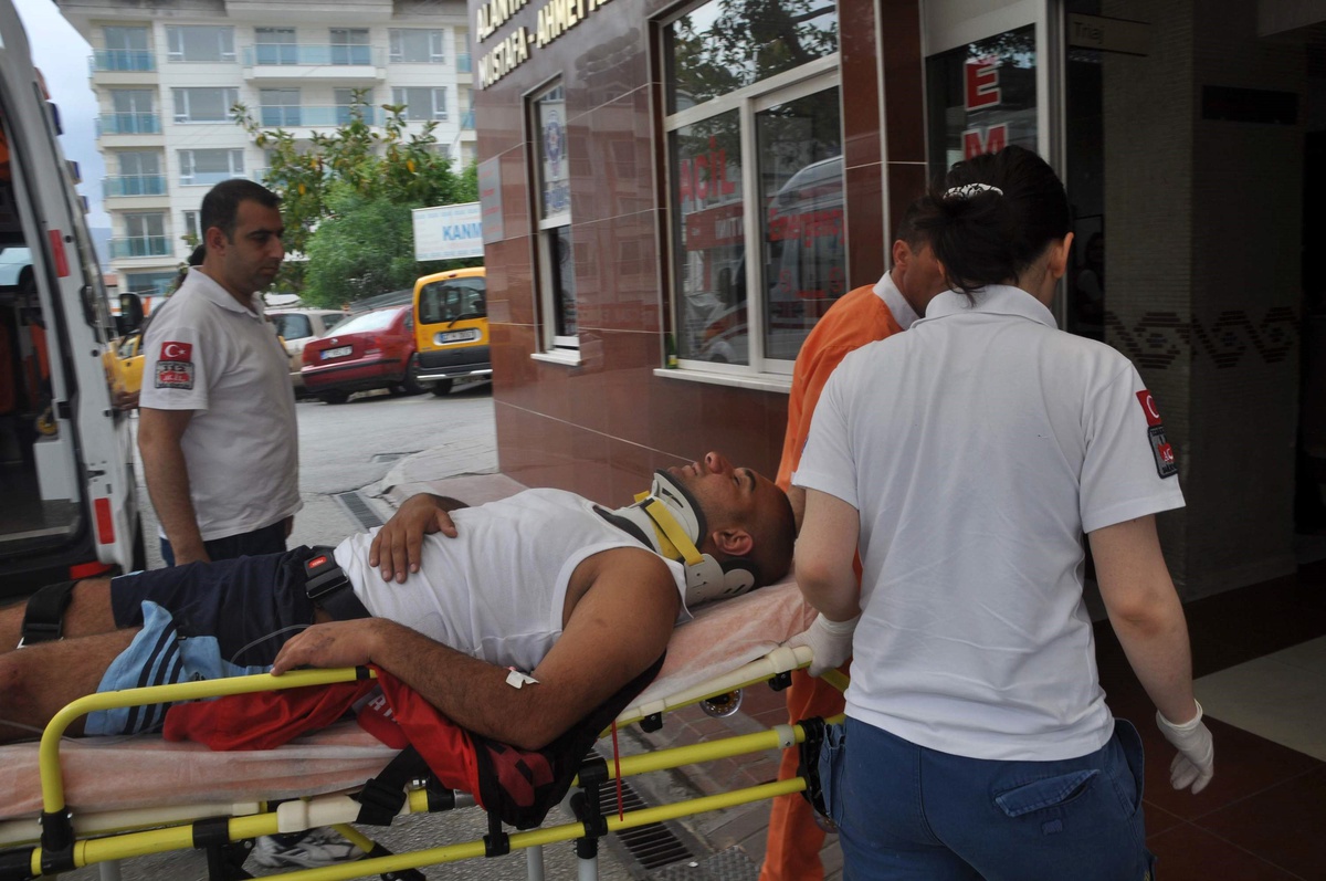 Motosikletli Genç Polis Otosuna Çarptı