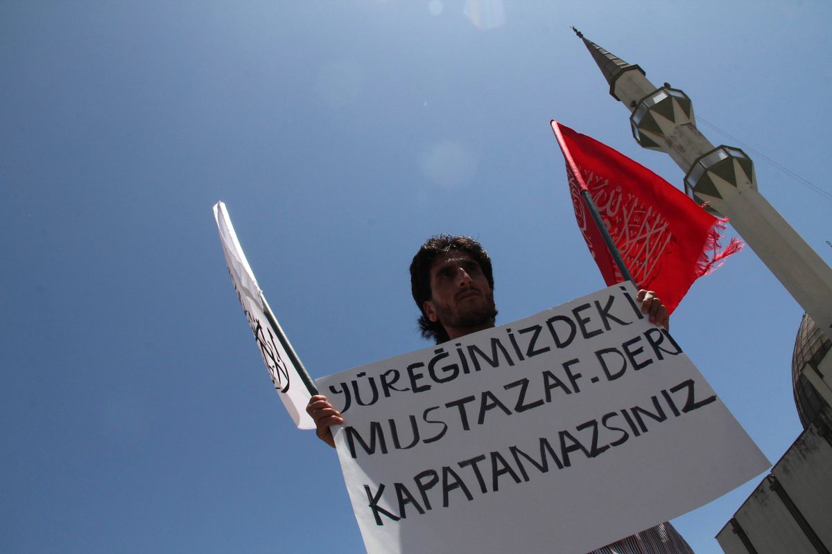 Mustazaf-Der Üyeleri Kapatma Kararını Protesto Etti