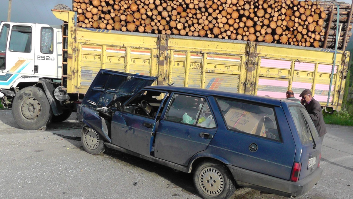 Odun Yüklü Kamyon Otomobille Çarpıştı: 4 Yaralı