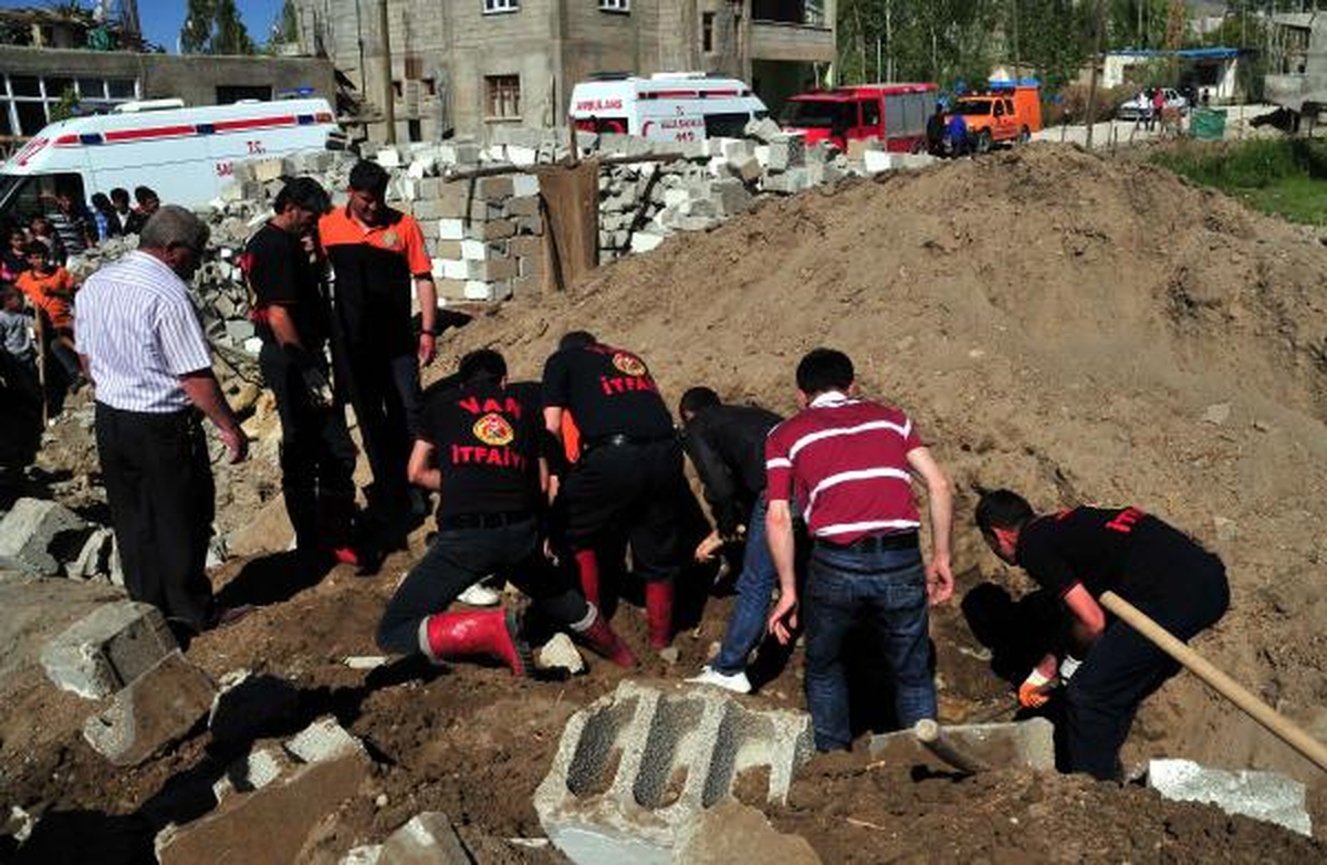 Onarım Yapan Depremzede ve İşçilerin Üzerine Duvar Yıkıldı