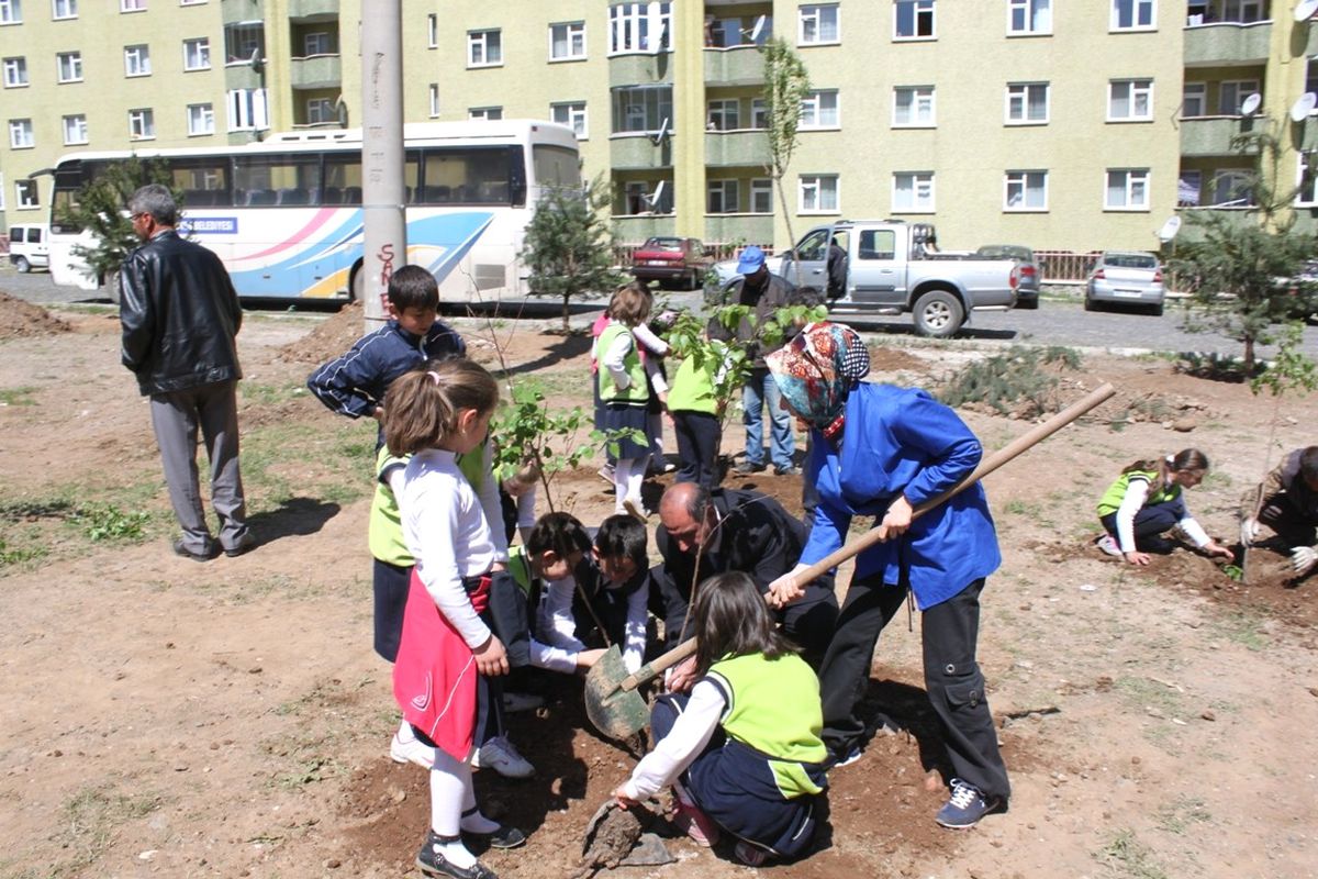 Palandöken Belediyesi, Öğrencilerle Parka Ağaç Dikti…