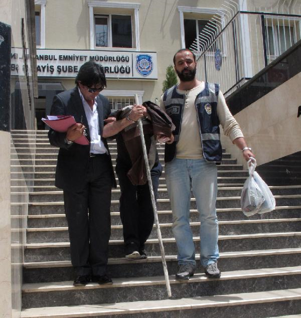 Park Halindeki Otomobillerden Hırsızlık Yapıyorlardı