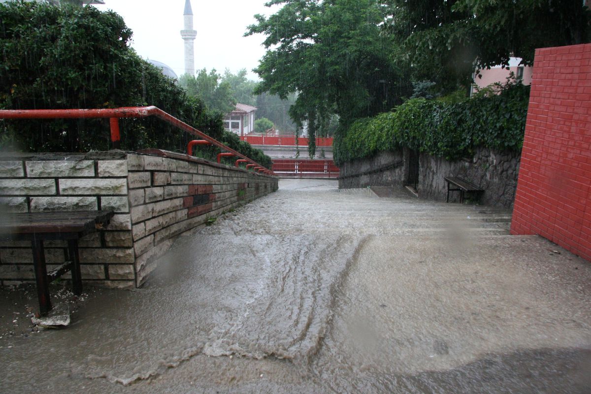 Sağanak Yağış Edirne Sokaklarını Dereye Çevirdi