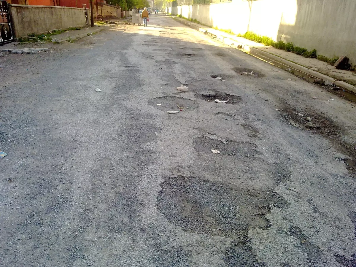 Tatvan\'da Yollar Köstebek Yuvasına Döndü