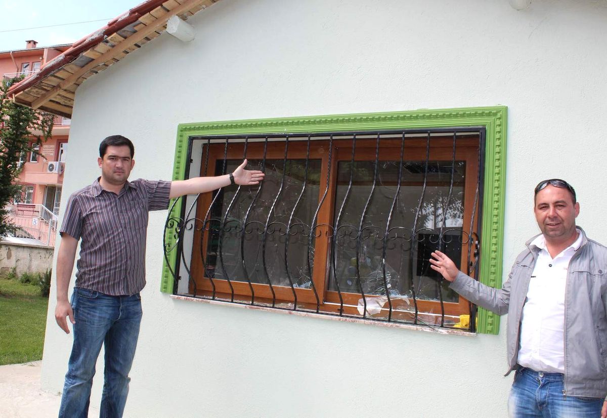 Tirede Muhtarlık Binasına Saldırı