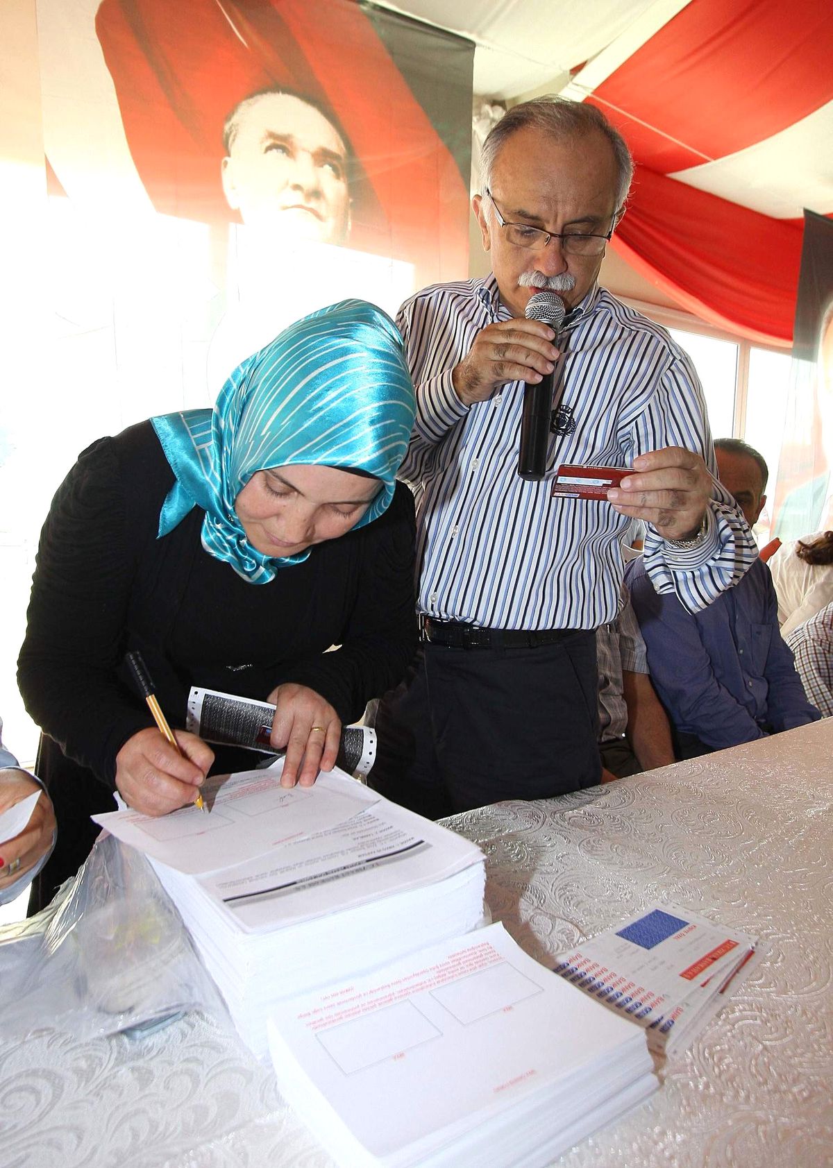 Yardıma Muhtaç Bin Aileye Eğitim Yardımı