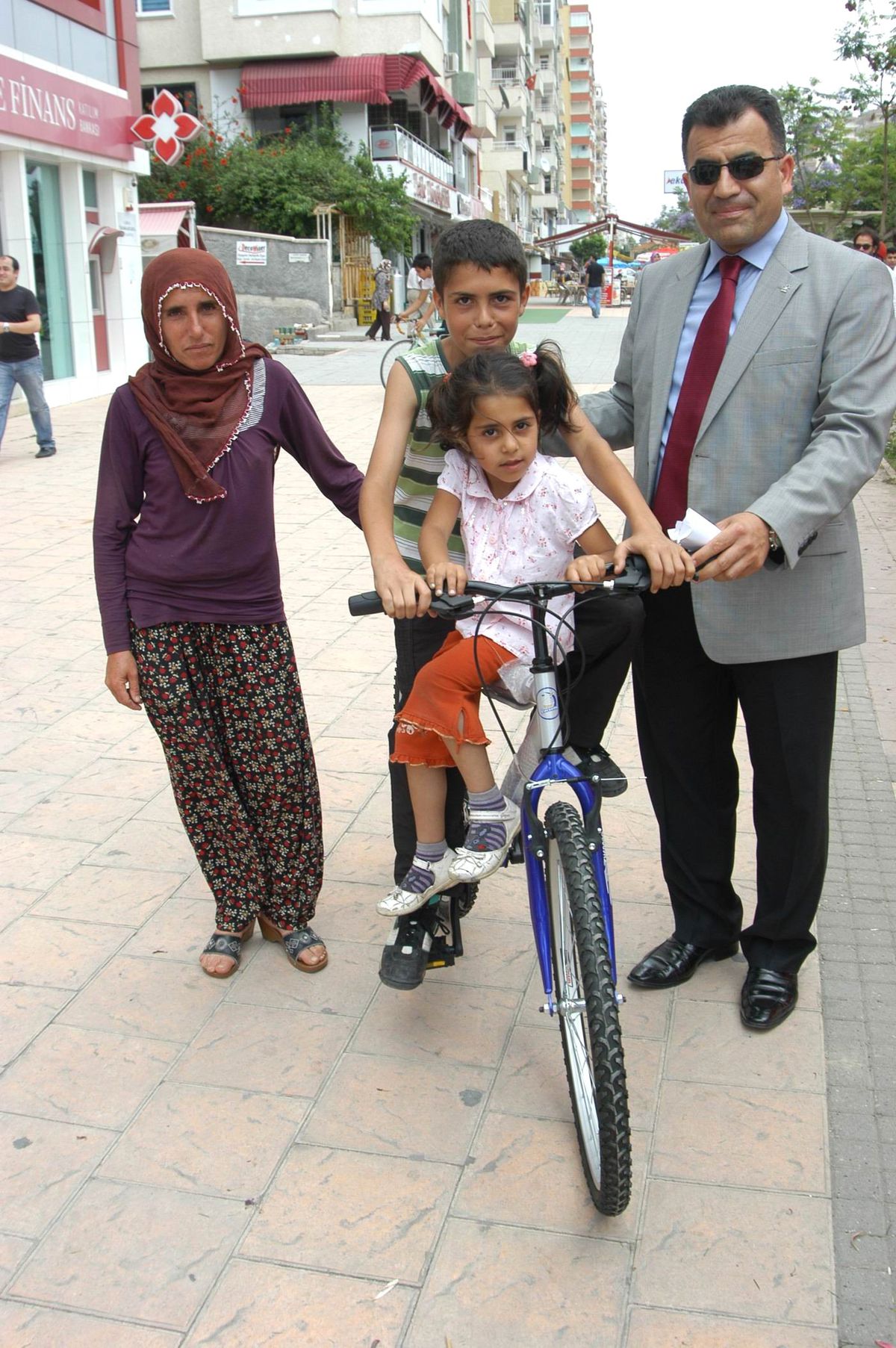 Yarışmada Lastiği Patlayan Çocuğa Bisiklet