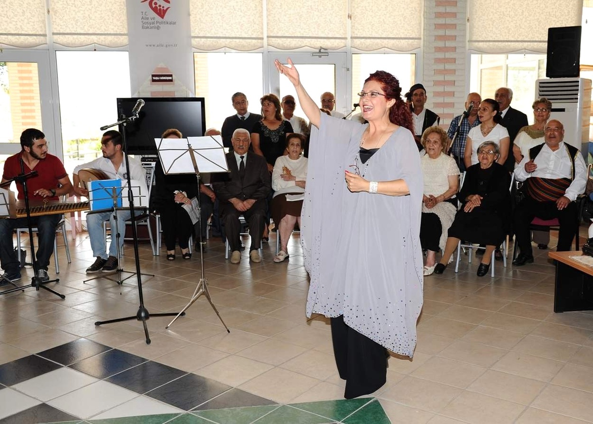 Yaşlılar Sahnenin Tozunu Attı