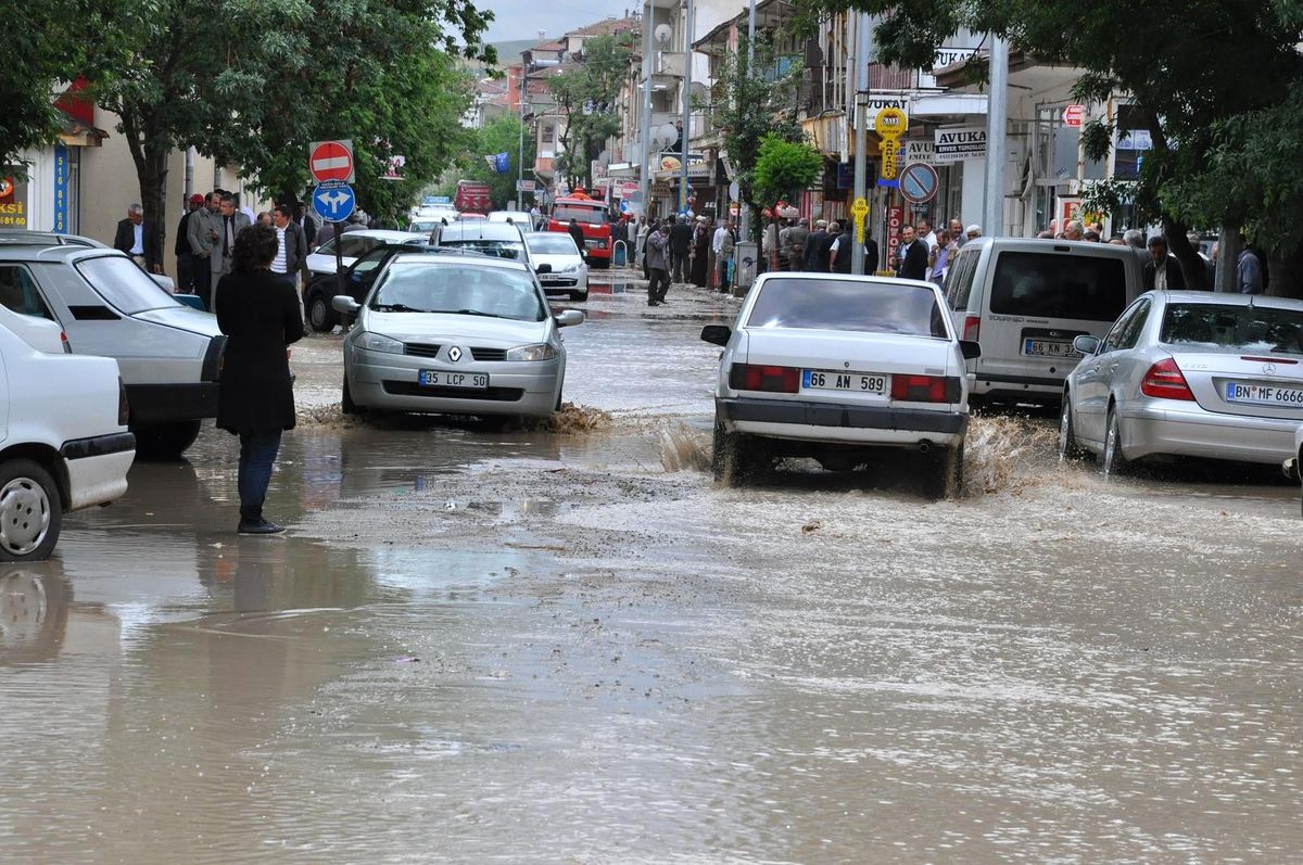 Yerköy'de Şiddetli Yağış Su Baskınlarına Yol Açtı