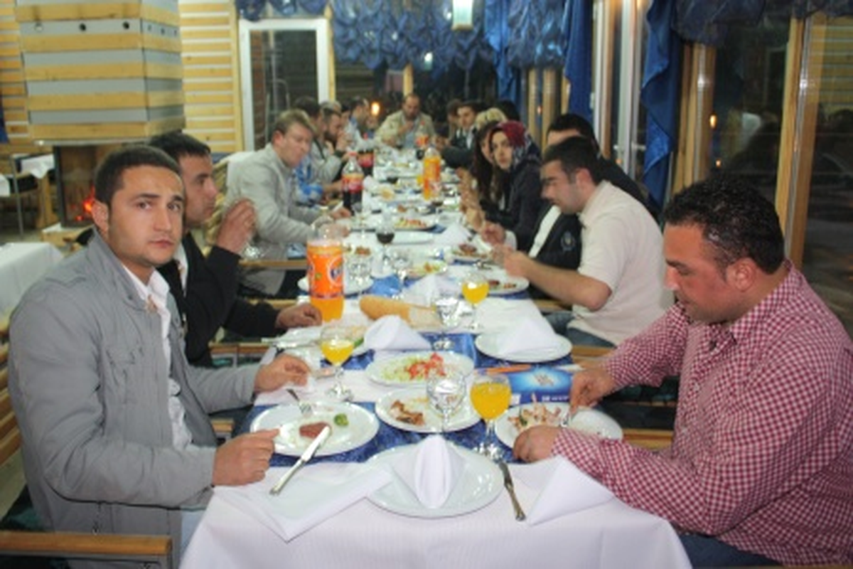 Ak Gençlik Kartepe' den Mangal Tadında Toplantı