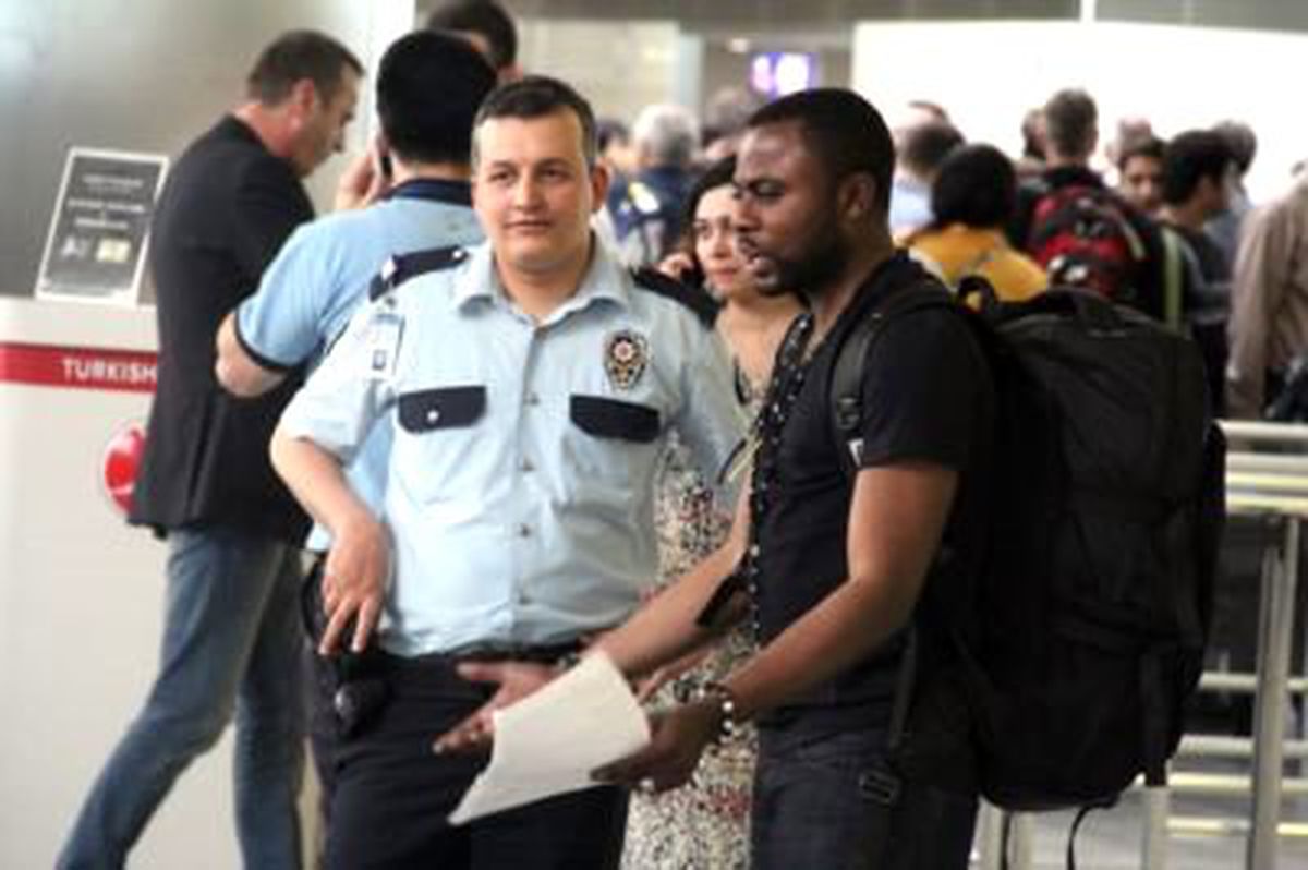 Biletinde Sorun Çıkınca Havalimanını Birbirine Kattı
