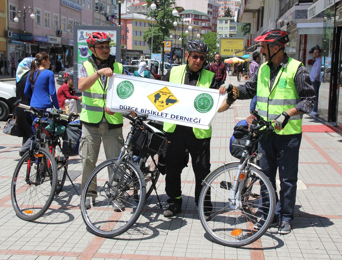 Bisikletliye Saygı İçin Pedal Çeviriyorlar