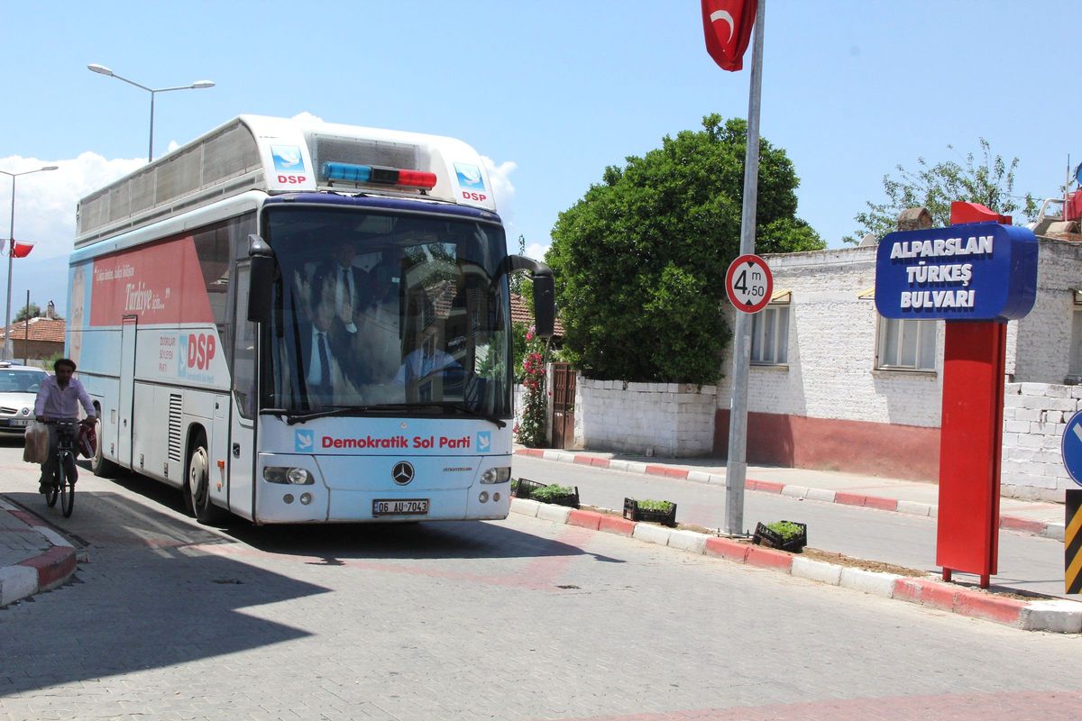 DSP Lideri Türker Nazillilileri Selamladı