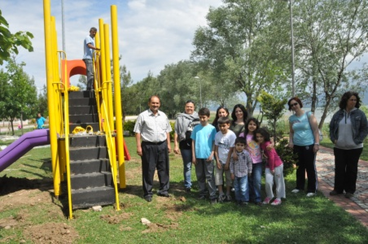 Eşme'de Oyun Grubu Sevinci
