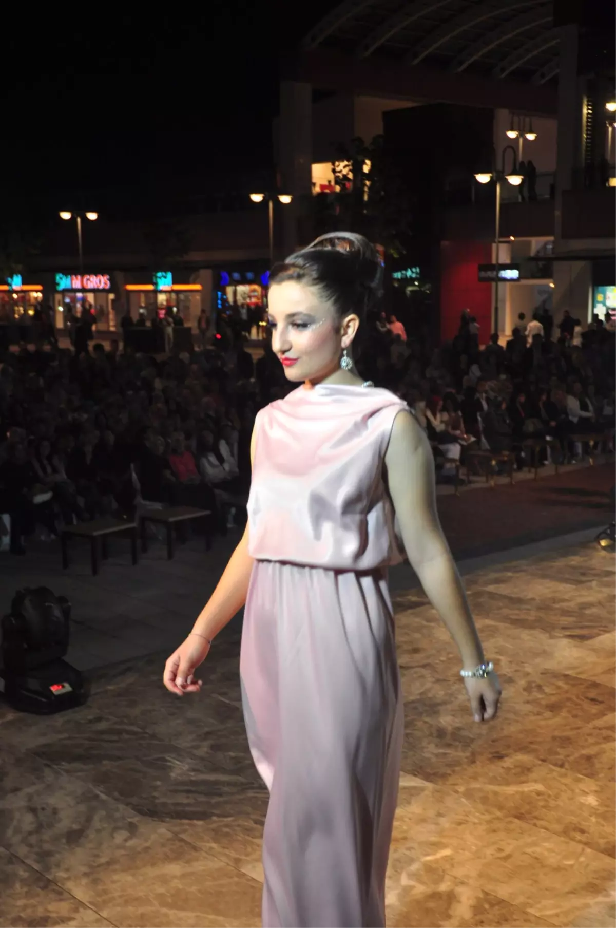 Hem Kursiyerlerinden Defile ve Saç Şovu