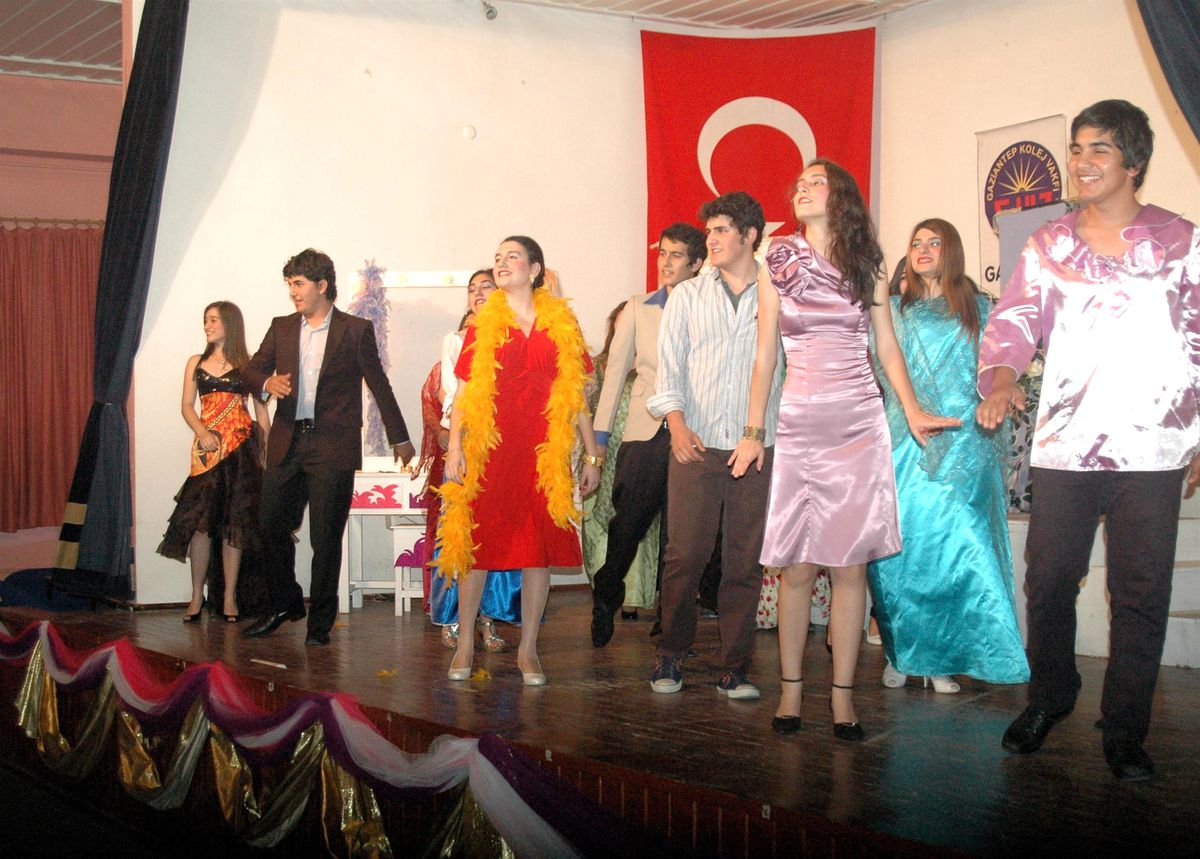 'Hisseli Harikalar Kumpanyası' Mersin'de Sahnelendi