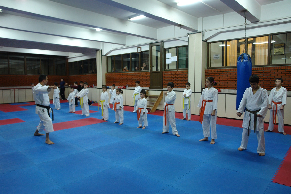 Karate ve Kick Boks Sporcuları Kuşak Sınavlarına Hazırlanıyor