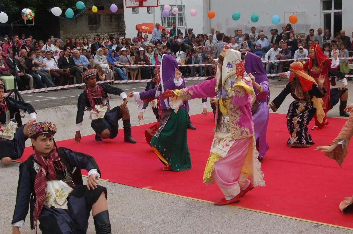 Lapseki'de Folklor Şöleni
