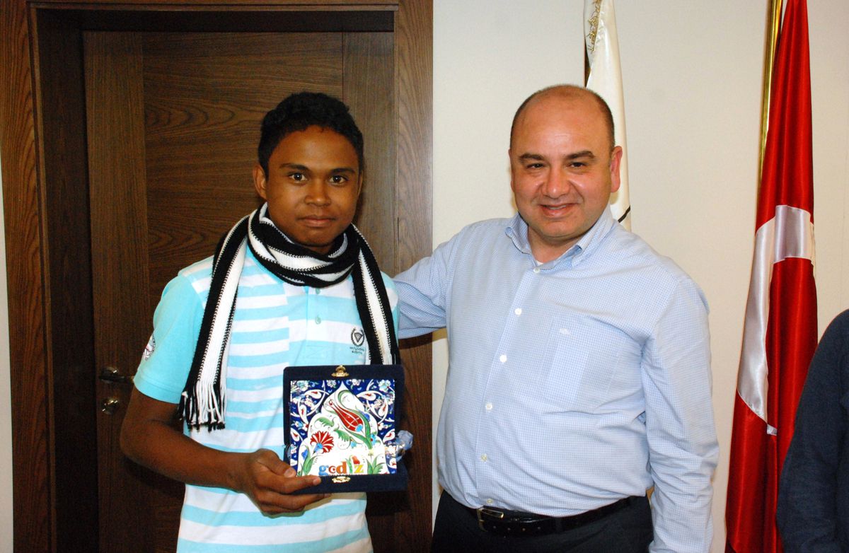 Madagaskar Işık Koleji Öğrencileri Gediz Belediye Başkanı Saraoğlu'nu Ziyaret Etti