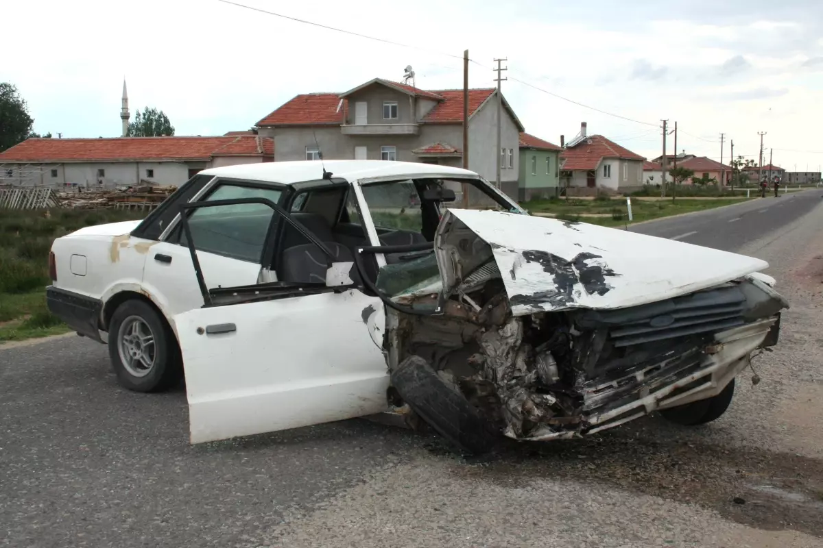 Otomobiller Çarpıştı: 2 Yaralı