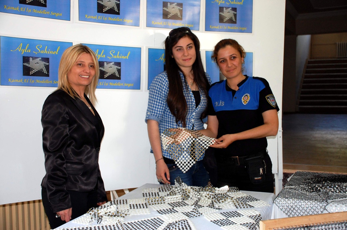 Polis Eşinden Huzurevi Sakinlerine Destek